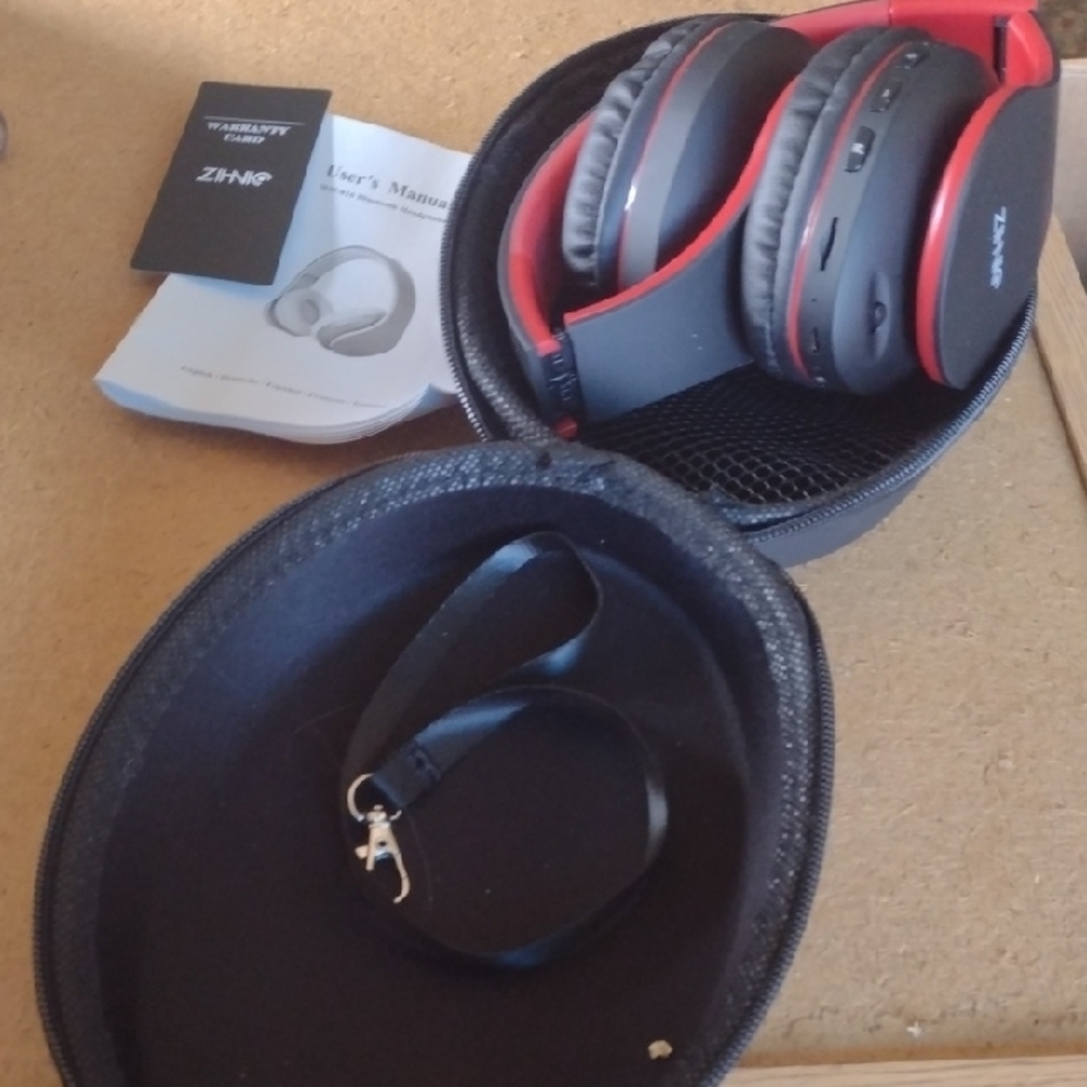 Zihnic Wireless Headphones with Case NWT